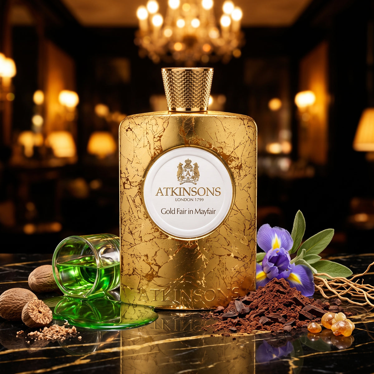 Frasco dorado con textura de pan de oro craquelado y etiqueta blanca de Gold Fair In Mayfair de Atkinsons, rodeado de absenta, cacao e iris, estilo Casa Flores.