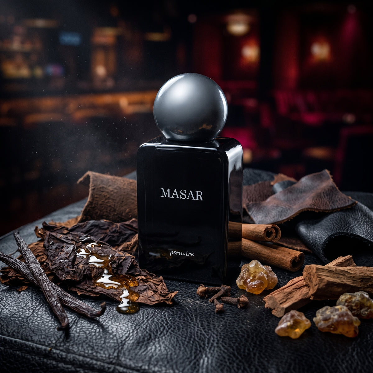 Frasco negro brillante con tapón esférico gris oscuro de Masar de Pernoire, rodeado de cuero, miel, tabaco y notas animálicas, estilo Casa Flores.
