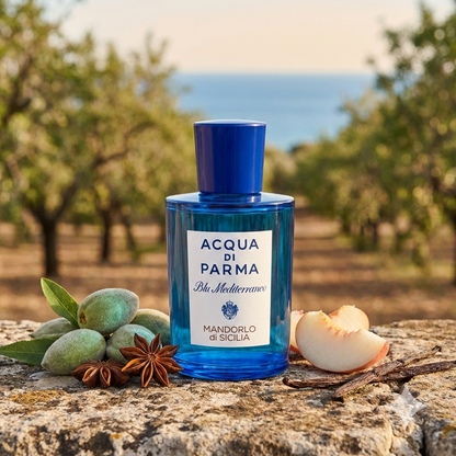 Frasco azul del perfume Acqua di Parma Mandorlo di Sicilia rodeado de almendras verdes, vainas de vainilla y melocotones en un paisaje soleado de Sicilia.