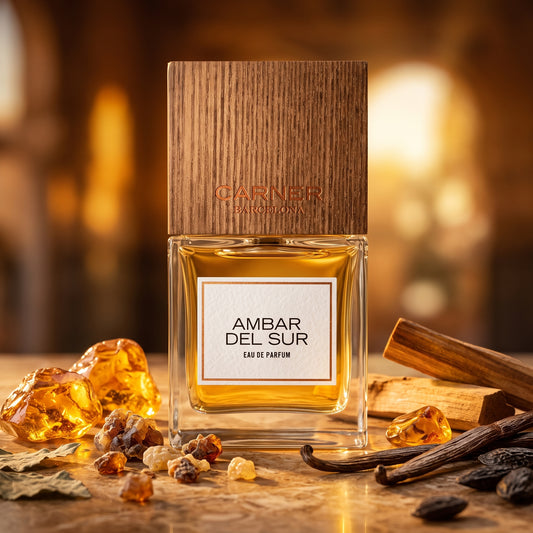 Frasco clásico de Ambar Del Sur de Carner Barcelona con tapón de madera rústica sobre mármol bañado por el sol con ámbar y mirra, estilo Casa Flores.