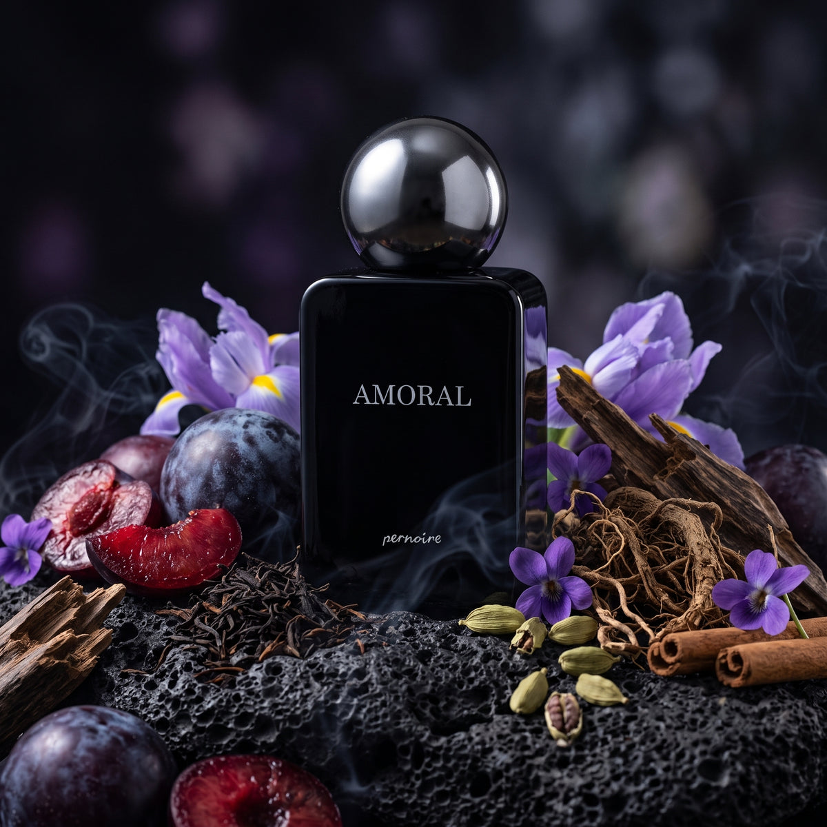 Frasco negro brillante con tapón esférico gris oscuro de Amoral de Pernoire, rodeado de ciruela, madera de oud, humo, cardamomo e iris, estilo Casa Flores.