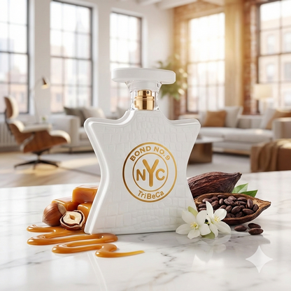 Frasco blanco en forma de estrella del perfume Bond No. 9 TriBeCa rodeado de caramelo fundido, avellanas verdes, cacao y jazmín.