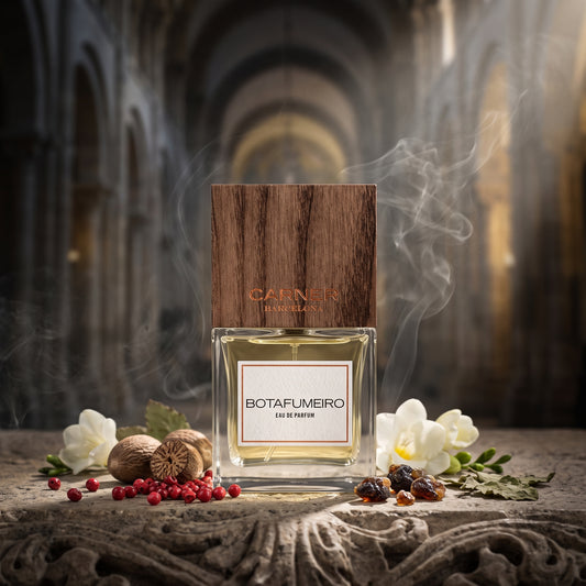 Frasco clásico de Botafumeiro de Carner Barcelona con tapón de madera sobre piedra antigua con incienso y nuez moscada, estilo Casa Flores.