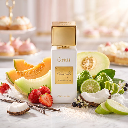 Frasco blanco y dorado de Chantilly de Gritti, rodeado de melón, fresa, coco y notas atalcadas de vainilla, estilo Casa Flores.