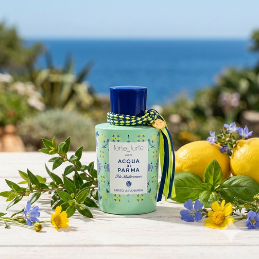 Frasco edición especial caleidoscópica de Acqua di Parma Mirto di Panarea forte_forte rodeado de mirto, cítricos y flores primaverales con el mar de fondo.