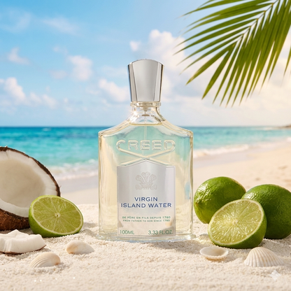 Frasco de Creed Virgin Island Water sobre arena blanca con limas y coco, estilo Casa Flores.