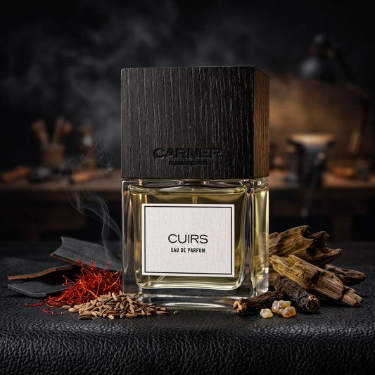 Frasco clásico de Cuirs de Carner Barcelona con tapón de madera oscura sobre cuero negro con azafrán y madera de oud, estilo Casa Flores.