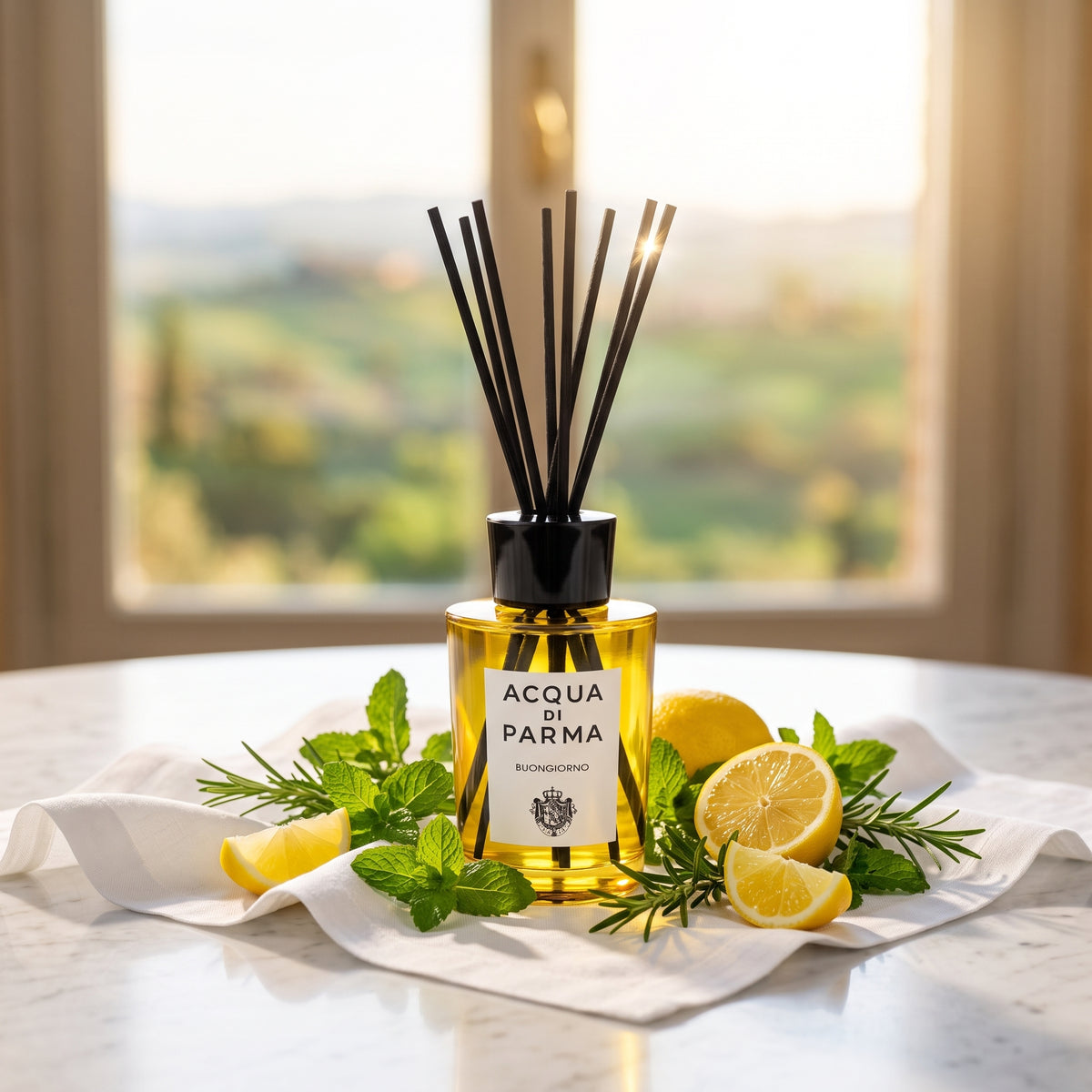 Difusor de cristal amarillo con varillas negras de Buongiorno de Acqua di Parma, rodeado de limón y menta, estilo Casa Flores.