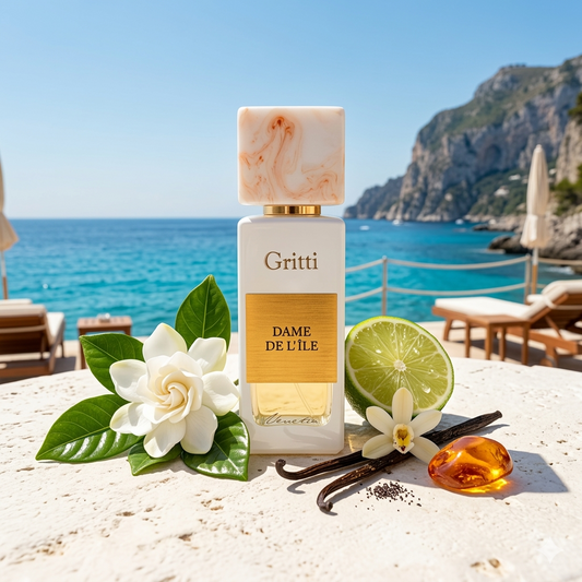 Frasco de Gritti Dame de L'Île sobre arena blanca frente al mar turquesa, estilo Casa Flores.