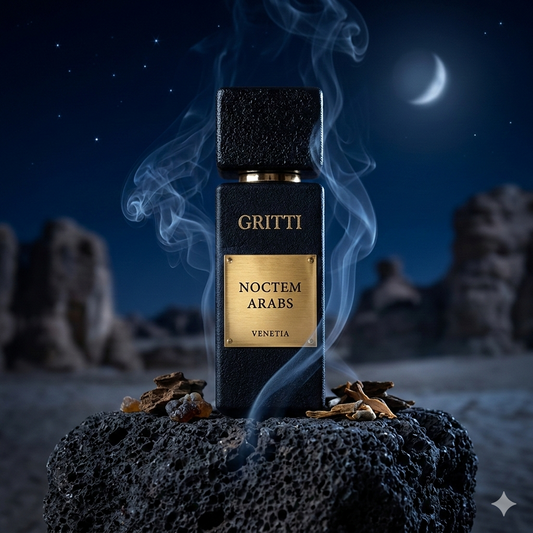 Frasco negro de Gritti Noctem Arabs con placa dorada, posado sobre una roca volcánica oscura bajo una luz de luna tenue, con un fondo de dunas desérticas nocturnas y una suave estela de humo de incienso.