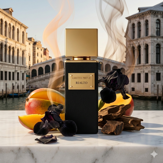 Frasco de Gritti Rialto con placa metálica dorada sobre mármol blanco, rodeado de trozos de mango fresco, pétalos de rosa de Taif y azafrán, en un palacio veneciano al atardecer.