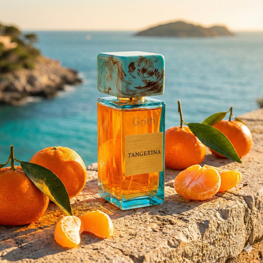 Frasco turquesa vibrante del perfume Gritti Tangerina de la colección I Turchesi, rodeado de mandarinas frescas, jengibre y caramelo frente al mar Mediterráneo.