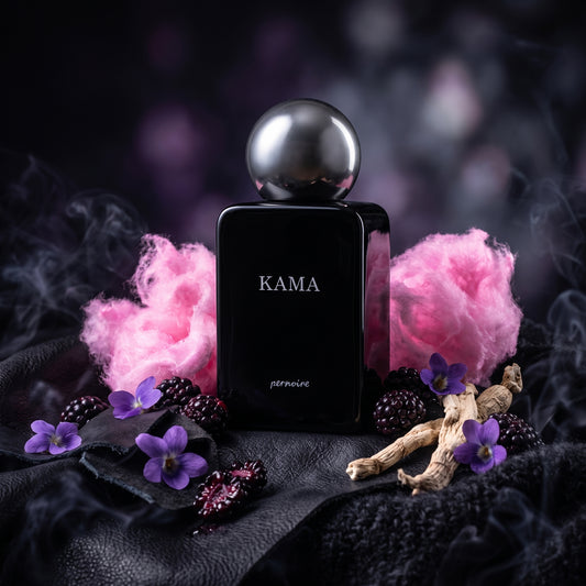 Frasco negro brillante con tapón esférico gris oscuro de Kama de Pernoire, rodeado de algodón de azúcar, cuero, zarzamora y humo oscuro, estilo Casa Flores.