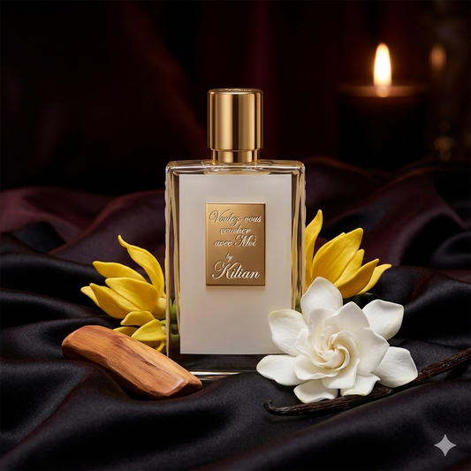 Frasco de Kilian Voulez-vous coucher avec Moi sobre seda oscura con flores de ylang-ylang, gardenia y sándalo, estilo Casa Flores.