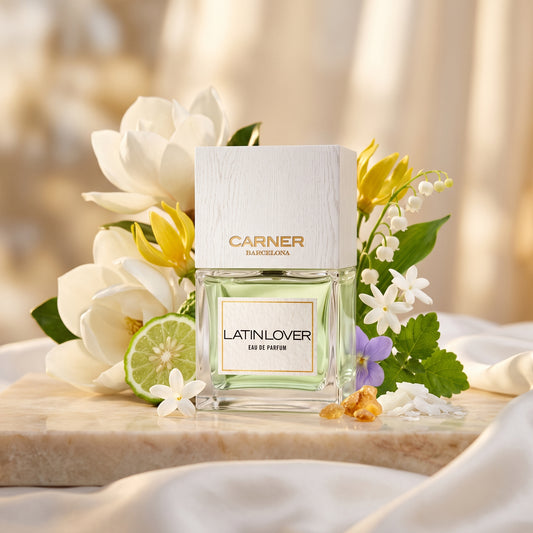 Frasco clásico de Latin Lover de Carner Barcelona con tapón de madera blanca sobre seda con magnolia, jazmín sambac y benjuí, estilo Casa Flores.