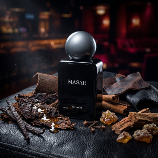 Frasco negro brillante con tapón esférico gris oscuro de Masar de Pernoire, rodeado de cuero, miel, tabaco y notas animálicas, estilo Casa Flores.