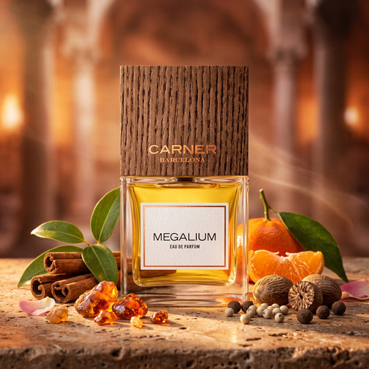 Frasco clásico de Megalium de Carner Barcelona con tapón de madera sobre mármol antiguo con canela, mirra y nuez moscada, estilo Casa Flores.