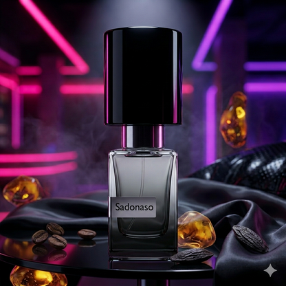 Frasco de Nasomatto Sadonaso en una mesa de cristal oscuro dentro de un club nocturno elegante, rodeado de luces de neón rosa y sombras profundas.