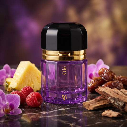 Frasco de cristal morado con tapón negro y detalles dorados de Olé de Ramon Monegal, rodeado de piña, frambuesa, dátiles y cedro, estilo Casa Flores.