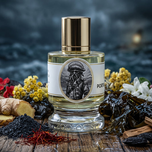 Frasco transparente con líquido amarillo pálido y etiqueta ilustrada de un pirata con rostro de tentáculos de Portuguese Man O' War de Zoologist Perfumes, rodeado de pólvora, azafrán y algas, estilo Casa Flores.