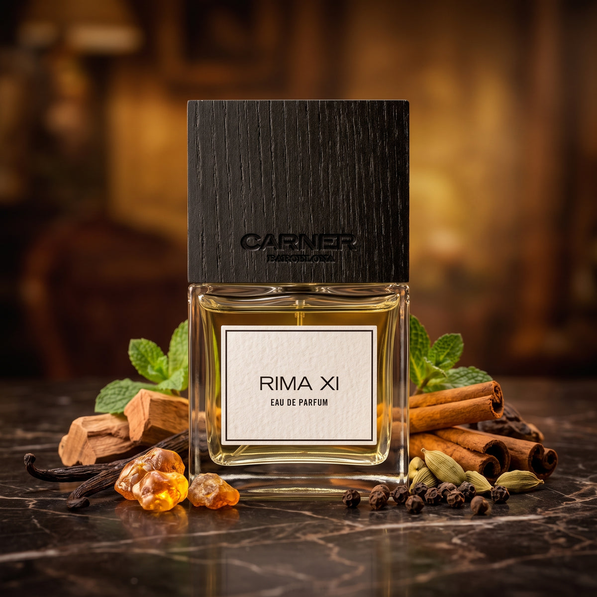 Frasco de cristal con líquido amarillo claro, etiqueta blanca con borde negro y tapón de madera oscura de Rima XI de Carner Barcelona, rodeado de especias y vainilla, estilo Casa Flores.