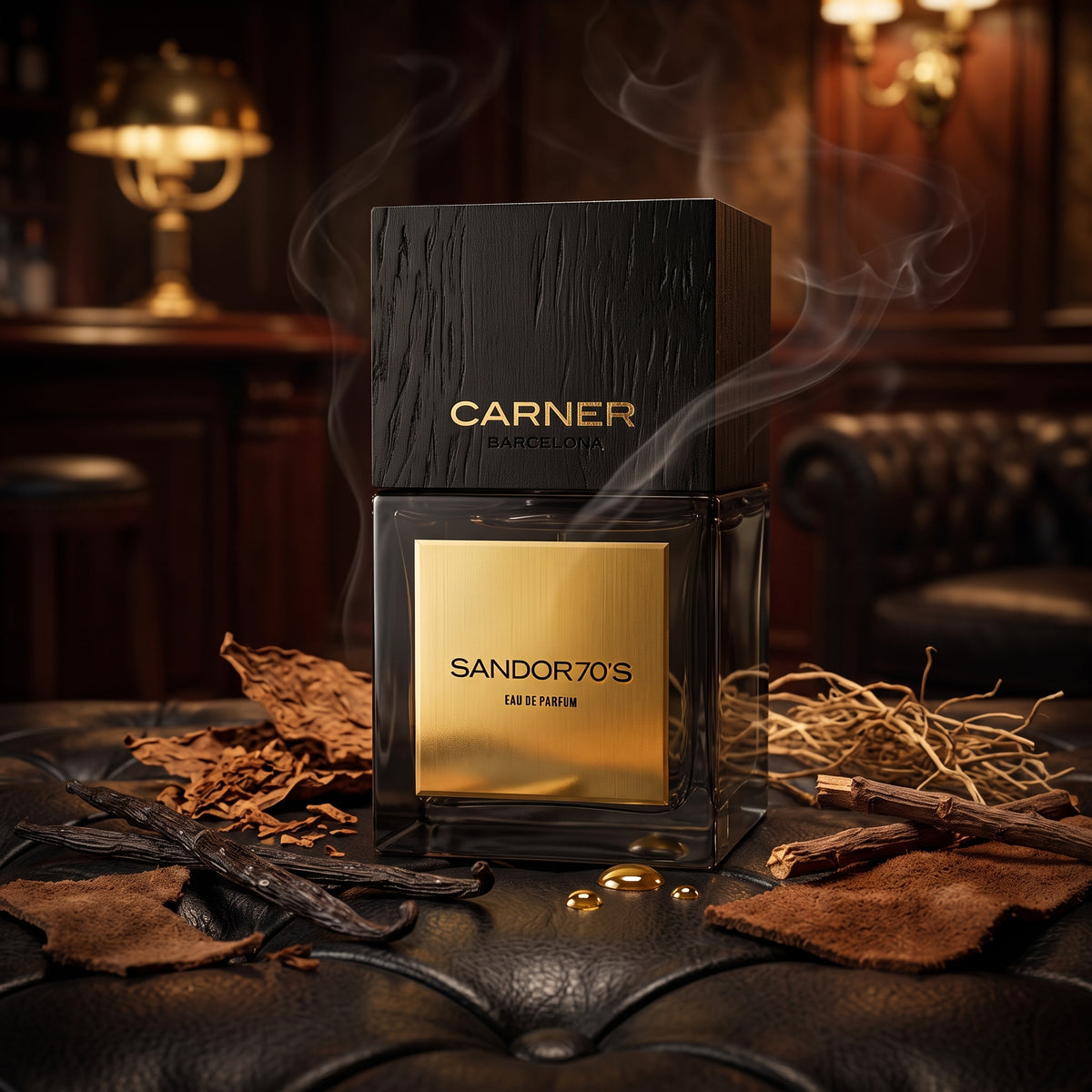 Frasco de cristal negro opaco con gran etiqueta dorada cuadrada y tapón de madera negra de Sandor 70's de Carner Barcelona, rodeado de cuero, tabaco, resinas y maderas, estilo Casa Flores.