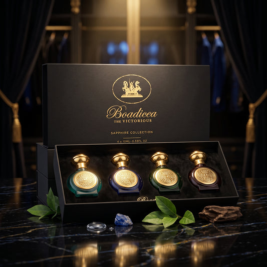 Lujosa caja negra de regalo Sapphire Collection de Boadicea The Victorious mostrando cuatro frascos joya de 10ml con escudos celtas dorados, estilo Casa Flores.
