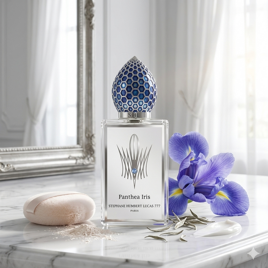Frasco de Stéphane Humbert Lucas Panthea Iris sobre un tocador de mármol blanco con flor de iris, té blanco y polvos cosméticos, estilo Casa Flores.