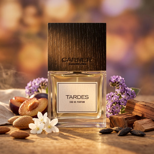 Frasco clásico de Tardes de Carner Barcelona con tapón de madera oscura sobre madera bañada por el sol con almendras, heliotropo y ciruela, estilo Casa Flores.