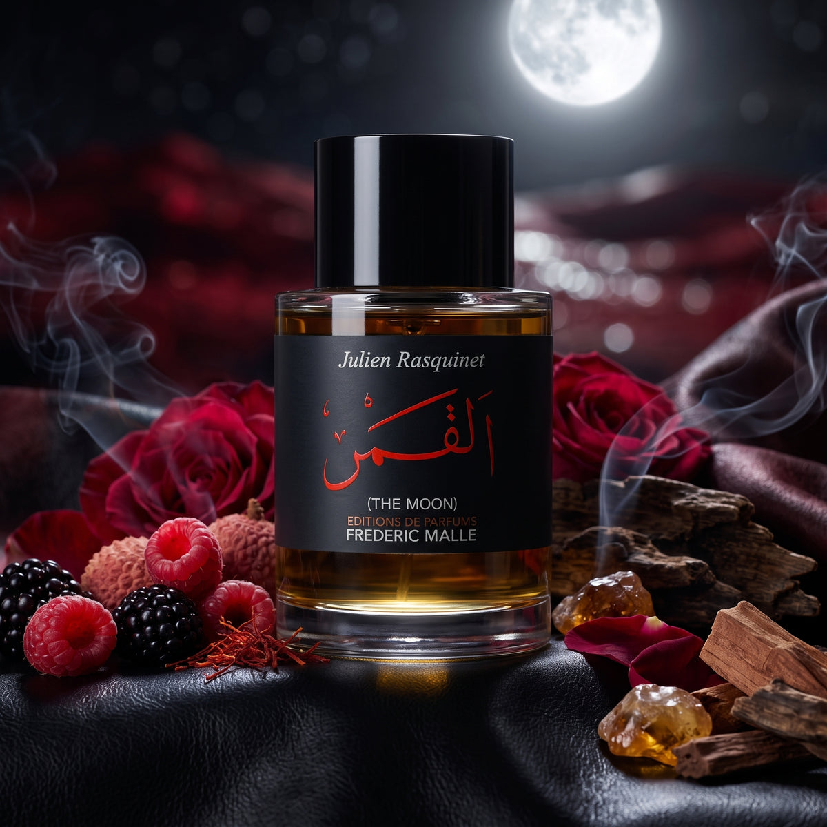 Frasco cilíndrico de The Moon de Frederic Malle con etiqueta negra y caligrafía árabe roja, rodeado de frambuesas, rosa turca, cuero y madera de oud, estilo Casa Flores.